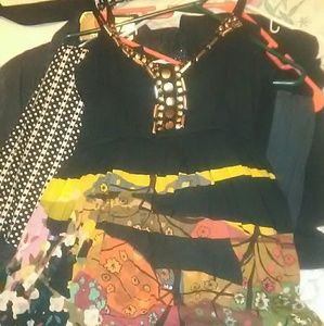 💥EUC Beautiful dress gold chested size Medium 💥